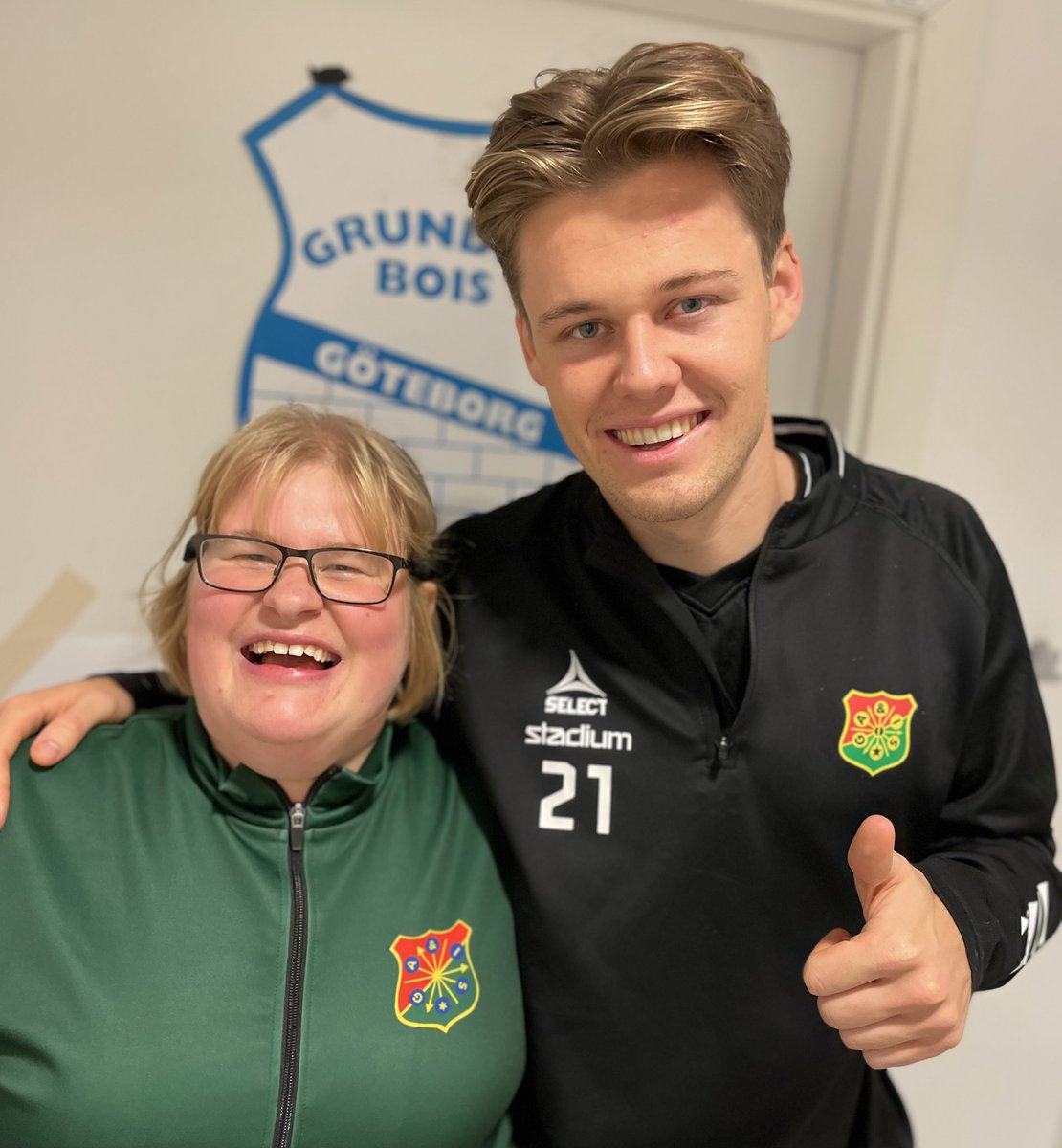 Mycket trevligt besök på träningen ikväll! 
Gais-stjärnan och den mest varnade spelaren i Allsvenskan, Axel Henriksson, lirade med oss!
Och grattis, Axel, till titeln bäst i stan!⚽️😃