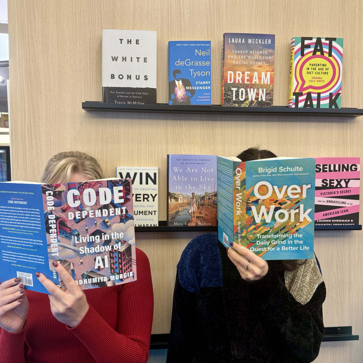 HenryHolt's tweet image. 📚💡 Immerse yourself this #NonfictionNovember in thought-provoking reads that expand your horizons and spark insightful discussions. Check out this selection of  🎓🍁 #EducationalReads