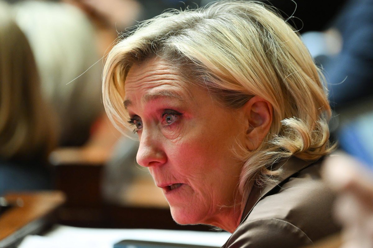 AlertesInfos's tweet photo. 🇫🇷 ALERTE - Le parquet requiert une peine de 5 ans d’inéligibilité, 5 ans de prison dont 3 avec sursis, ainsi qu’une amende de 300.000€ contre Marine Le Pen. Elle pourrait donc être empêchée de se présenter à l’élection présidentielle de 2027. (BFMTV) https://t.co/XWxUMibWw6
