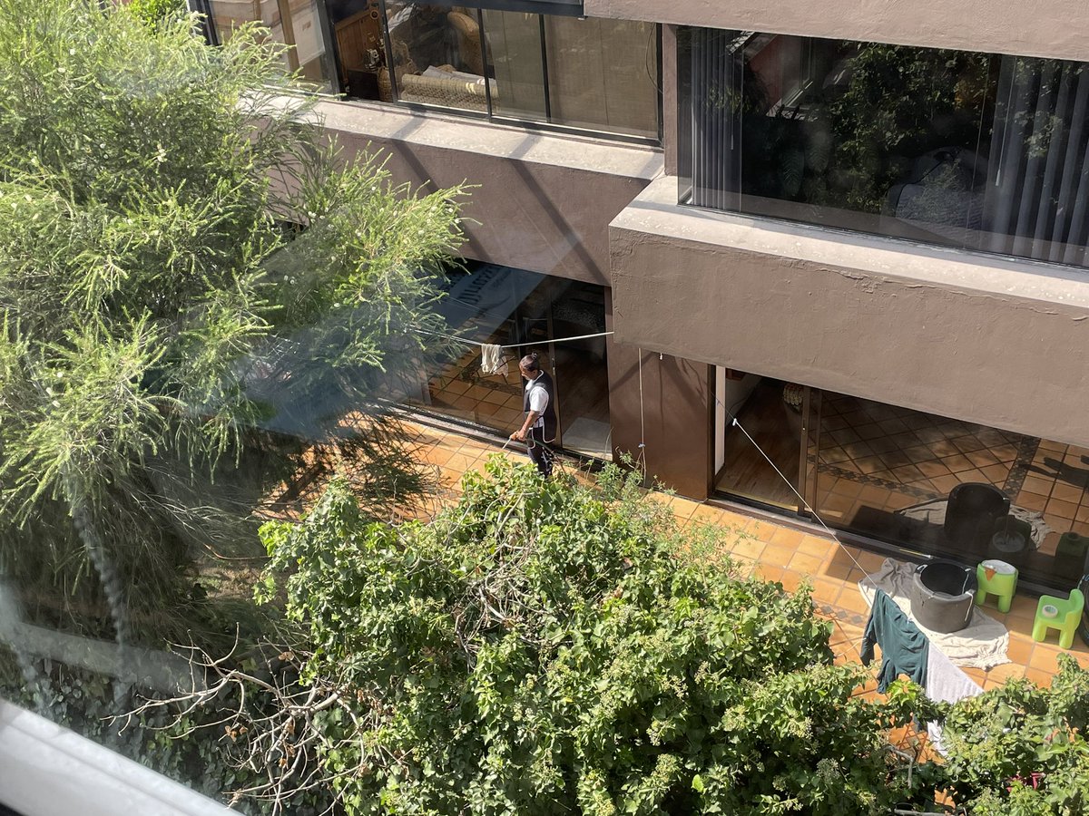 #desperdiciodeagua
Estamos en emergencia en Quito
No es momento ni de lavar los carros ni de mojar el patio… 
Por favor seamos consecuentes con nuestra realidad
Hoy una señora casual lavando el patio 🫠