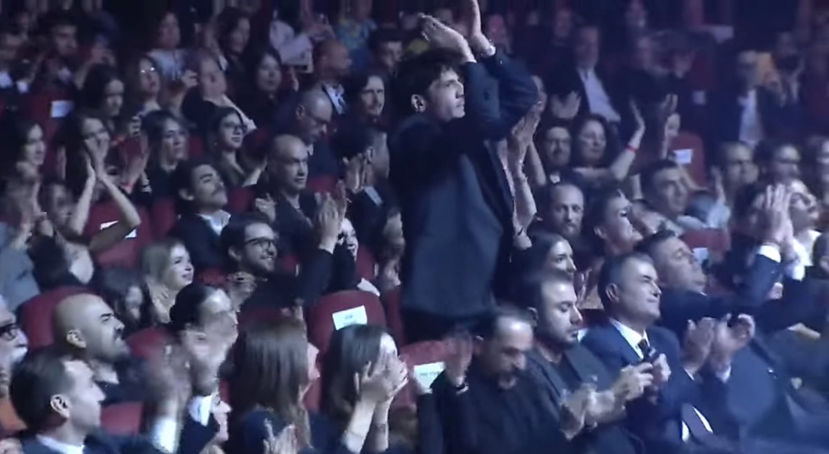 deniiizz3's tweet photo. O beni o kadar yüksek sesle alkışladı ki kimin alkışlamadığını hiçbir zaman fark etmedim https://t.co/rhYhRZs03o