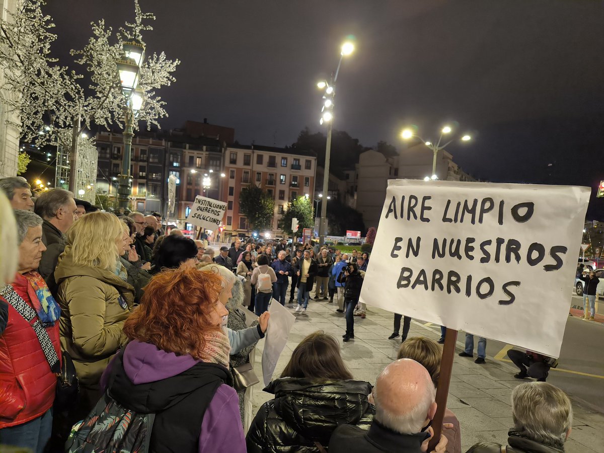 IUBilbao's tweet photo. Vecinas y vecinos de los barrios de Zorroza, Deusto, San Ignacio, Arangoiti, Olabeaga o Altamira se han concentrado para solicitar una vez más la salida de SADER y Profersa de #Zorroza.
Aire garbia izateko eskubidea aldarrikatu dabe, bi enpreson auzotik irteera eskatuz. https://t.co/a2ILegTsHr