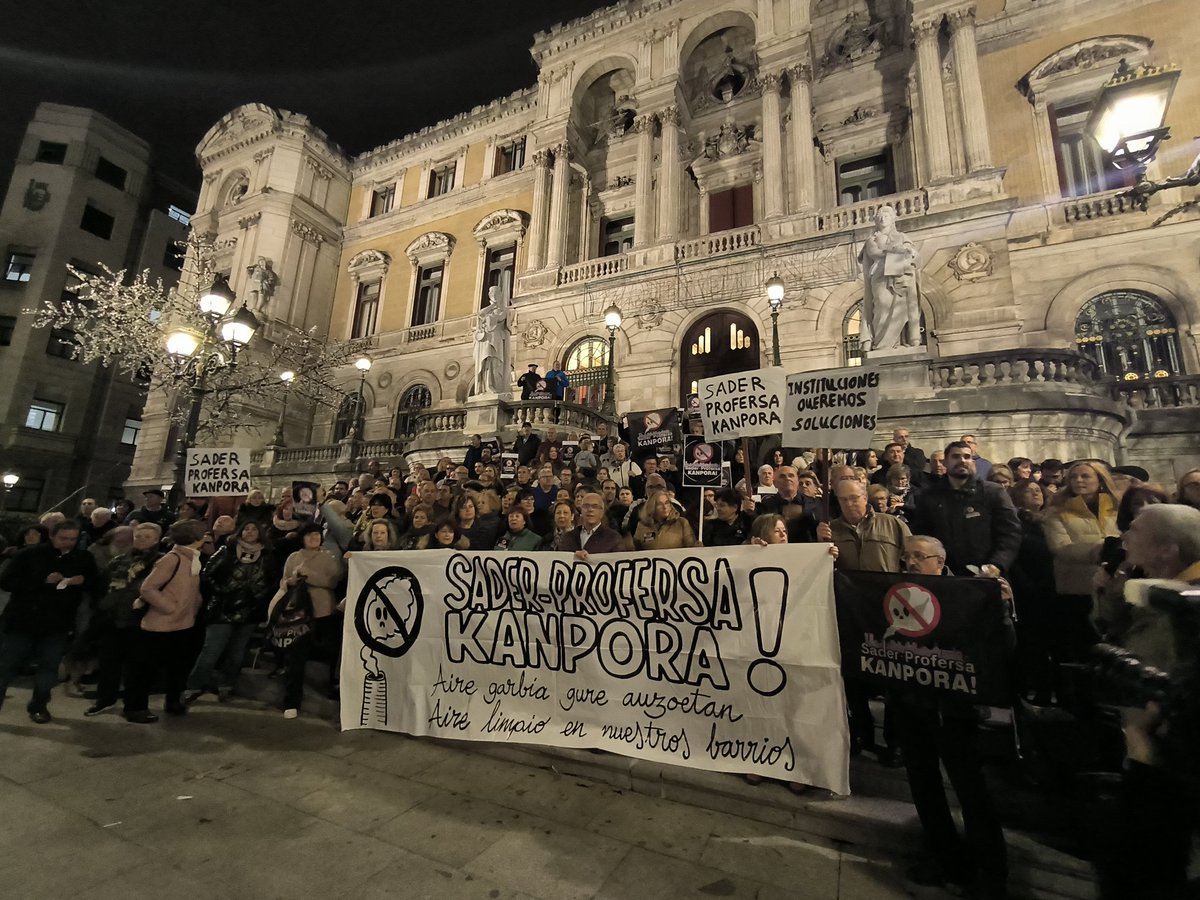 IUBilbao's tweet photo. Vecinas y vecinos de los barrios de Zorroza, Deusto, San Ignacio, Arangoiti, Olabeaga o Altamira se han concentrado para solicitar una vez más la salida de SADER y Profersa de #Zorroza.
Aire garbia izateko eskubidea aldarrikatu dabe, bi enpreson auzotik irteera eskatuz. https://t.co/a2ILegTsHr