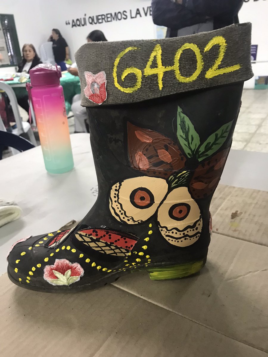 📌 "Retener a las víctimas en sus caminos rutinarios; ofrecerles trabajos pasajeros como coartada para capturarlas; simular enfrentamientos; vestirlas de camuflados; colocar armas junto a los cadáveres; dar versiones de ´muerte en enfrentamiento’". 🧵

📷 <a href="/MAFAPOCOLOMBIA/">Madres Falsos Positivos de Colombia</a>