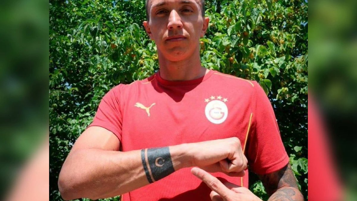 14 yıldır Türkiye'de yaşayan ve eşiyle birlikte bileğine ay-yıldız dövmesi yaptıracak kadar bu ülkeyi seven bir Uruguaylı, birkaç aydır burada olan ve her fırsatta Türk futbolunu aşağılayıp kötüleyen bir teknik direktöre karşı ekmek yediği ülkeyi, ülkemizi, ülkemizin futbolunu