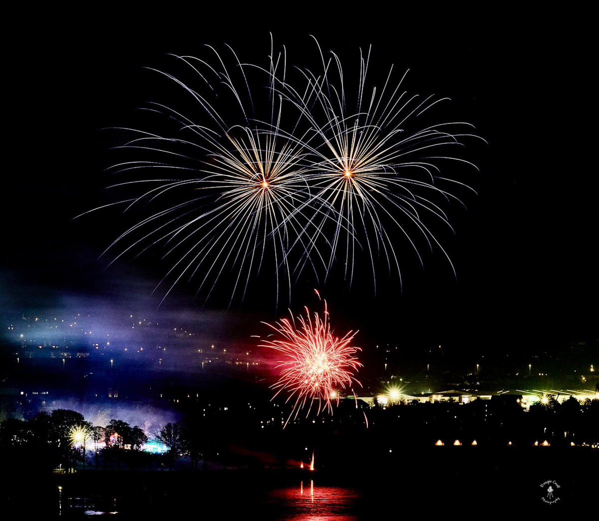 DougieCoullPix's tweet image. Few more edits from last week’s fireworks.

#fireworks #fireworkdisplay #dumbarton #pyrotechnics #levengrovepark