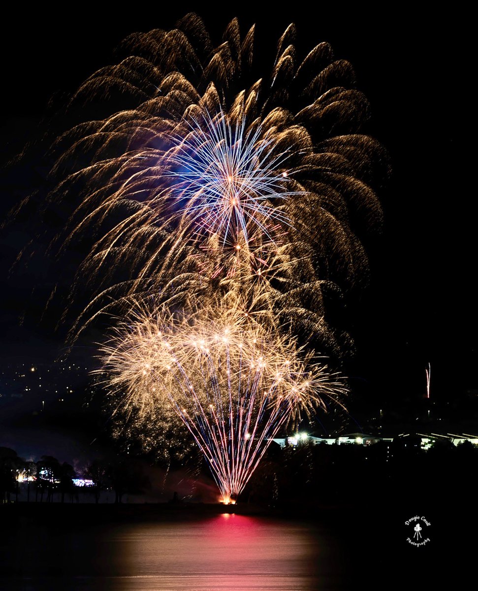 DougieCoullPix's tweet image. Few more edits from last week’s fireworks.

#fireworks #fireworkdisplay #dumbarton #pyrotechnics #levengrovepark