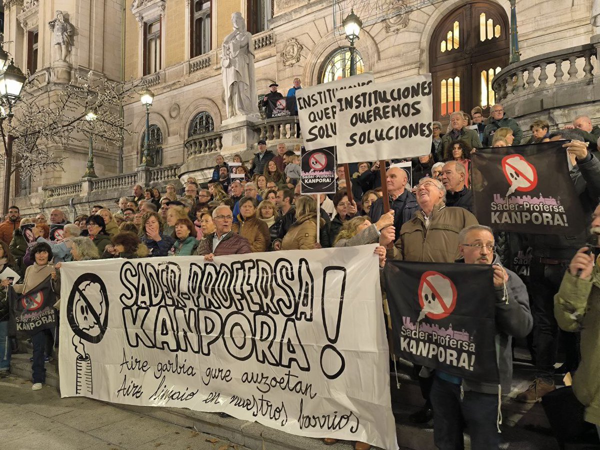 Podemos_Bizkaia's tweet photo. Zorrotzako bizilagunak nazkatuta daude usain txarrak jasan behar izateaz.

Hondakin arriskutsuak kudeatzen dituzten enpresek hiriguneetatik kanpo egon behar dute.

Sader eta Profersa hirigunetik kanpo egon behar dira. https://t.co/6FNe2dYypd