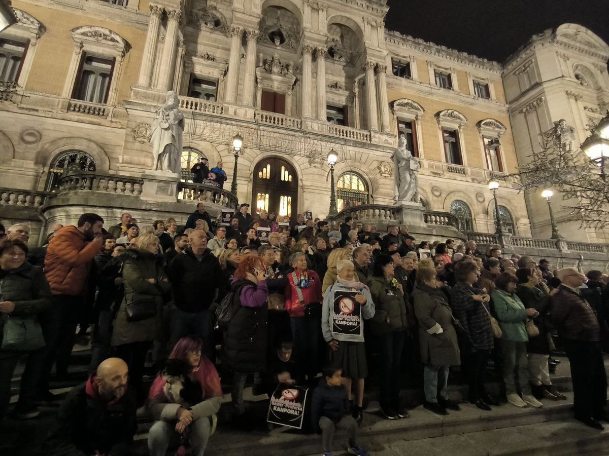 Podemos_Bizkaia's tweet photo. Zorrotzako bizilagunak nazkatuta daude usain txarrak jasan behar izateaz.

Hondakin arriskutsuak kudeatzen dituzten enpresek hiriguneetatik kanpo egon behar dute.

Sader eta Profersa hirigunetik kanpo egon behar dira. https://t.co/6FNe2dYypd