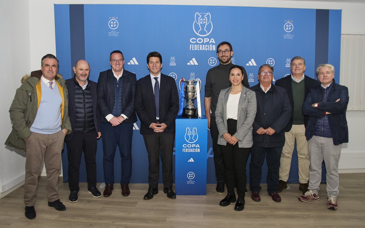 RFGF (@futgal) on Twitter photo 🤝🎁👏
<a href="/RafaLouzan/">Rafael Louzán Abal</a>, presidente da RFGF e vicepresidente da <a href="/rfef/">RFEF</a>, participou no acto de entrega institucional de obsequios conmemorativos da gran final da Copa Federación entre o <a href="/CDExt1924/">CD EXTREMADURA</a> e a <a href="/SD_Compostela/">S.D. Compostela</a>
🏟️ Francisco de la Hera
#CopaFederación 🤝🎁👏
<a href="/RafaLouzan/">Rafael Louzán Abal</a>, presidente da RFGF e vicepresidente da <a href="/rfef/">RFEF</a>, participou no acto de entrega institucional de obsequios conmemorativos da gran final da Copa Federación entre o <a href="/CDExt1924/">CD EXTREMADURA</a> e a <a href="/SD_Compostela/">S.D. Compostela</a>
🏟️ Francisco de la Hera
#CopaFederación
