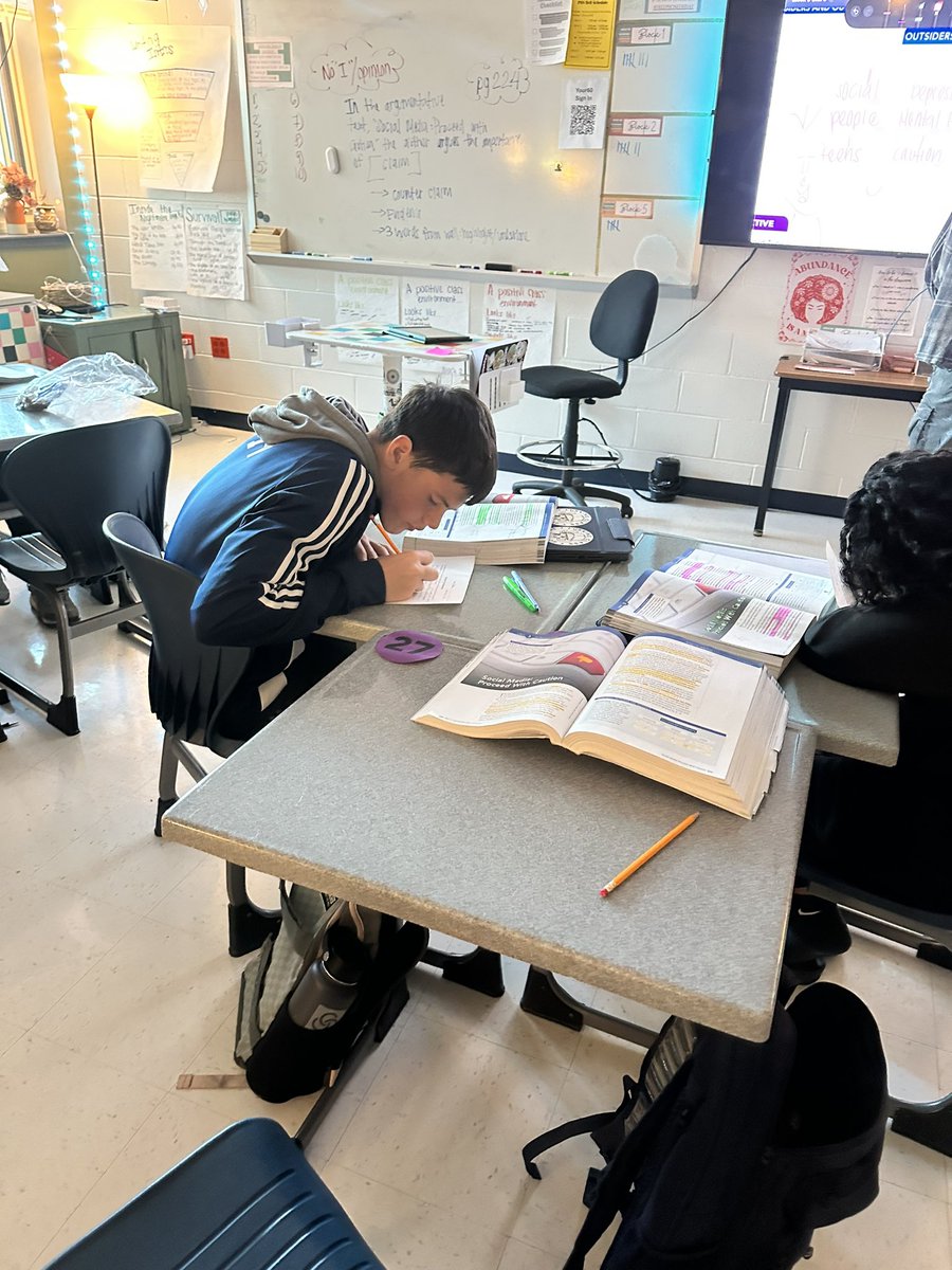 emmabelle_'s tweet photo. 10th graders writing summaries of Unit 3 Mentor texts. Hard workers and strong writers! #WarriorNation #WarriorPride 💙💛 https://t.co/mFSG9hsxS5