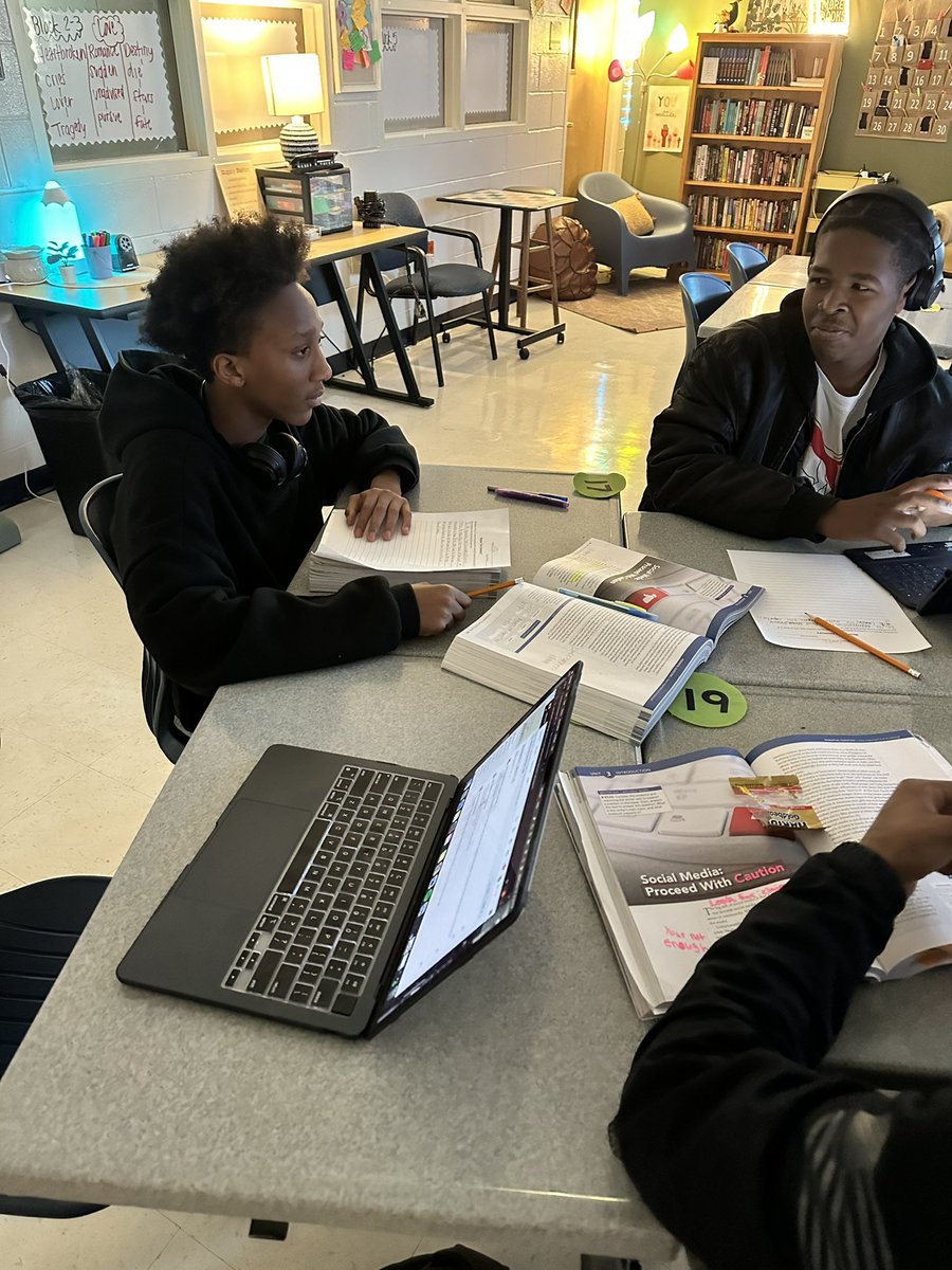 emmabelle_'s tweet photo. 10th graders writing summaries of Unit 3 Mentor texts. Hard workers and strong writers! #WarriorNation #WarriorPride 💙💛 https://t.co/mFSG9hsxS5