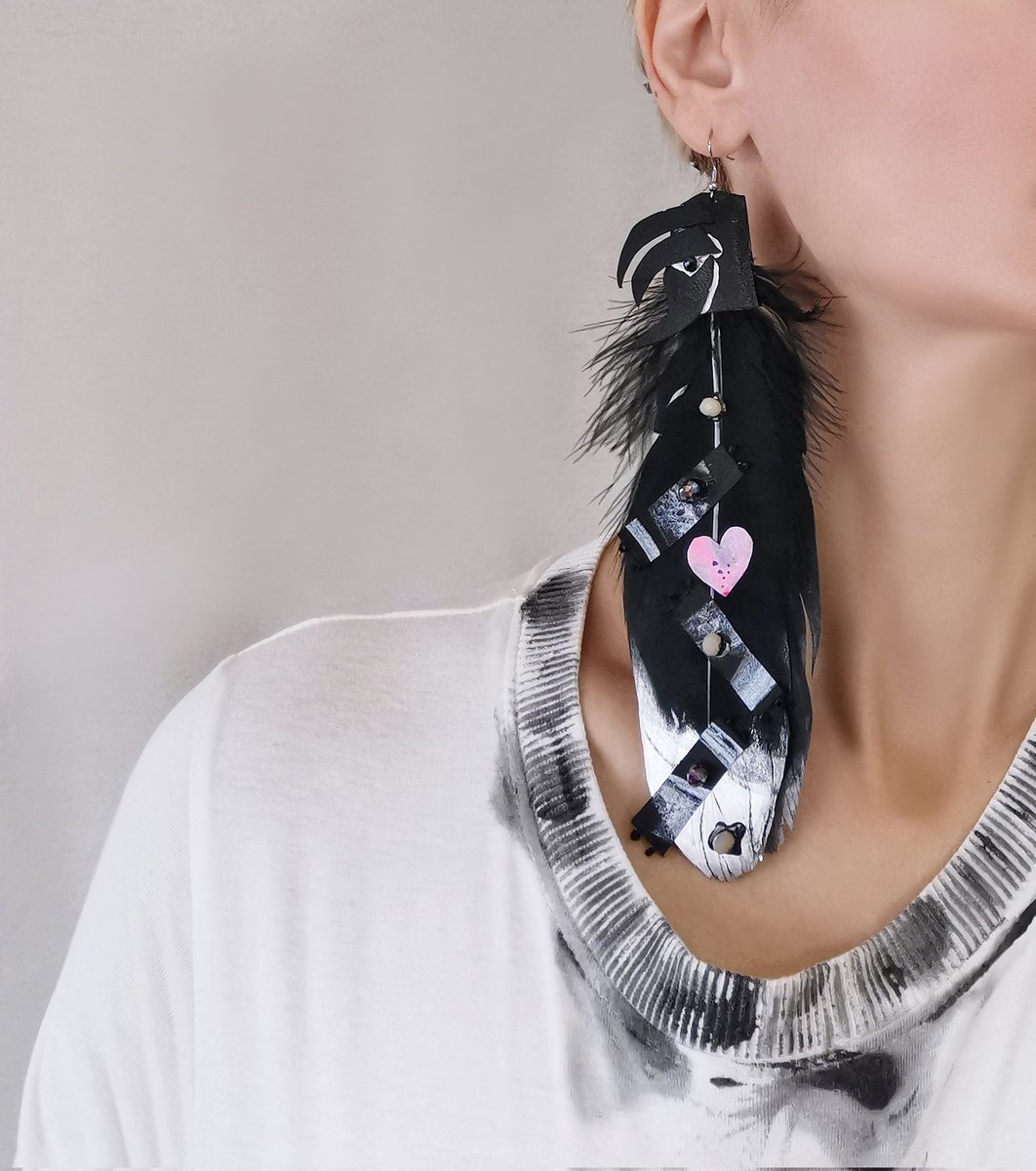 ElyseeartD's tweet photo. Dark Aesthetic 🖤Drama Boho Goth fusion - mixed media feather and leather earrings in black with metallic accents.
Soon in my shop: https://t.co/J6Lm4MkpqJ
#drama #gothicfashion #bohoGothic #featherearrings #blackandsilver #darkaesthetic https://t.co/Fb4q2BtLQM
