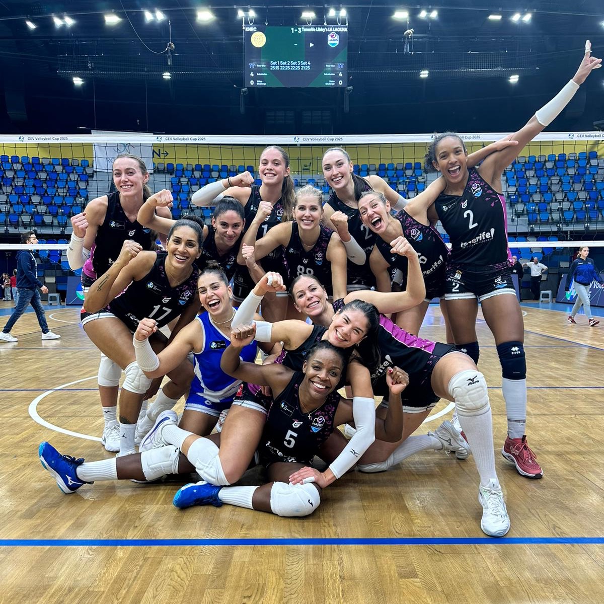 📸 LA FOTO DEL PARTIDO 🍍💙

Regresamos a Tenerife con una nueva victoria en Liga y el pase a octavos de la CEV Volleyball Cup. Parece que no se nos dio nada mal esta doble salida... 🤪✈️

#TenerifeDespiertaEmociones #VisitTenerife #ActivaTuVida #DeporteParaTi #CEVCupW