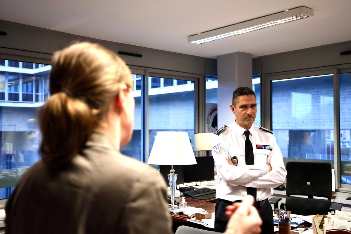 PoliceNationale's tweet image. #AVosCôtés | Le directeur général de la police nationale, Louis Laugier, était sur le terrain aujourd’hui dans l’Essonne, à #Evry et #Grigny où les policiers font quotidiennement face à la délinquance et aux trafics de stupéfiants. Il a souhaité leur témoigner de son soutien en