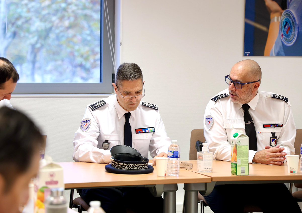 PoliceNationale's tweet image. #AVosCôtés | Le directeur général de la police nationale, Louis Laugier, était sur le terrain aujourd’hui dans l’Essonne, à #Evry et #Grigny où les policiers font quotidiennement face à la délinquance et aux trafics de stupéfiants. Il a souhaité leur témoigner de son soutien en