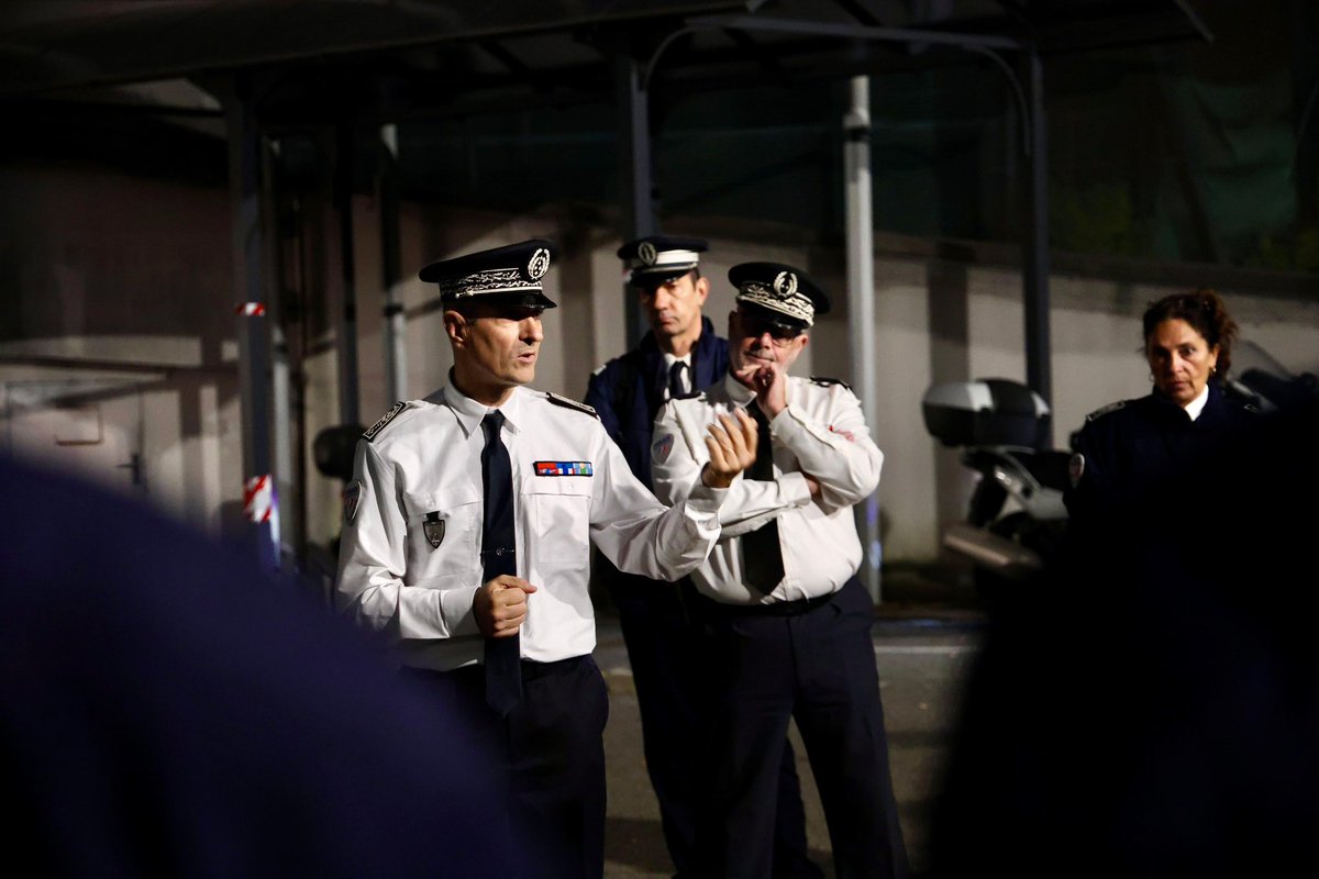 PoliceNationale's tweet image. #AVosCôtés | Le directeur général de la police nationale, Louis Laugier, était sur le terrain aujourd’hui dans l’Essonne, à #Evry et #Grigny où les policiers font quotidiennement face à la délinquance et aux trafics de stupéfiants. Il a souhaité leur témoigner de son soutien en