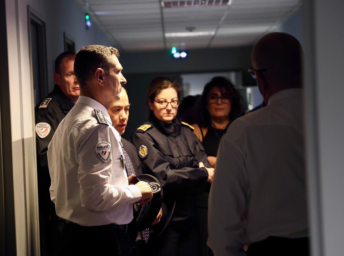 PoliceNationale's tweet image. #AVosCôtés | Le directeur général de la police nationale, Louis Laugier, était sur le terrain aujourd’hui dans l’Essonne, à #Evry et #Grigny où les policiers font quotidiennement face à la délinquance et aux trafics de stupéfiants. Il a souhaité leur témoigner de son soutien en