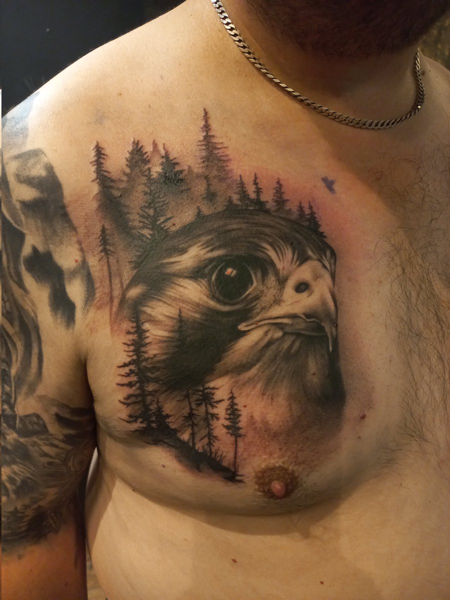 Na 6 uur in de shop te zijn geweest weer een tattoo erbij. #tattoo #falcon