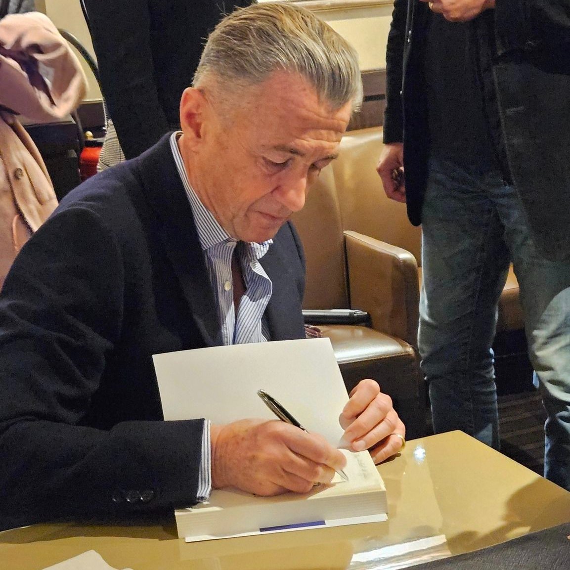 Ce matin, je recevais le Dr François SARKOZY pour un petit déjeuner thématique sur le Bien Vieillir avec plus de 60 boulonnais.

Retour en images sur cette conférence inspirante : instagram.com/reel/DCUvGrqg9…

#BienViellir #BoulogneBillancourt #Circo9209