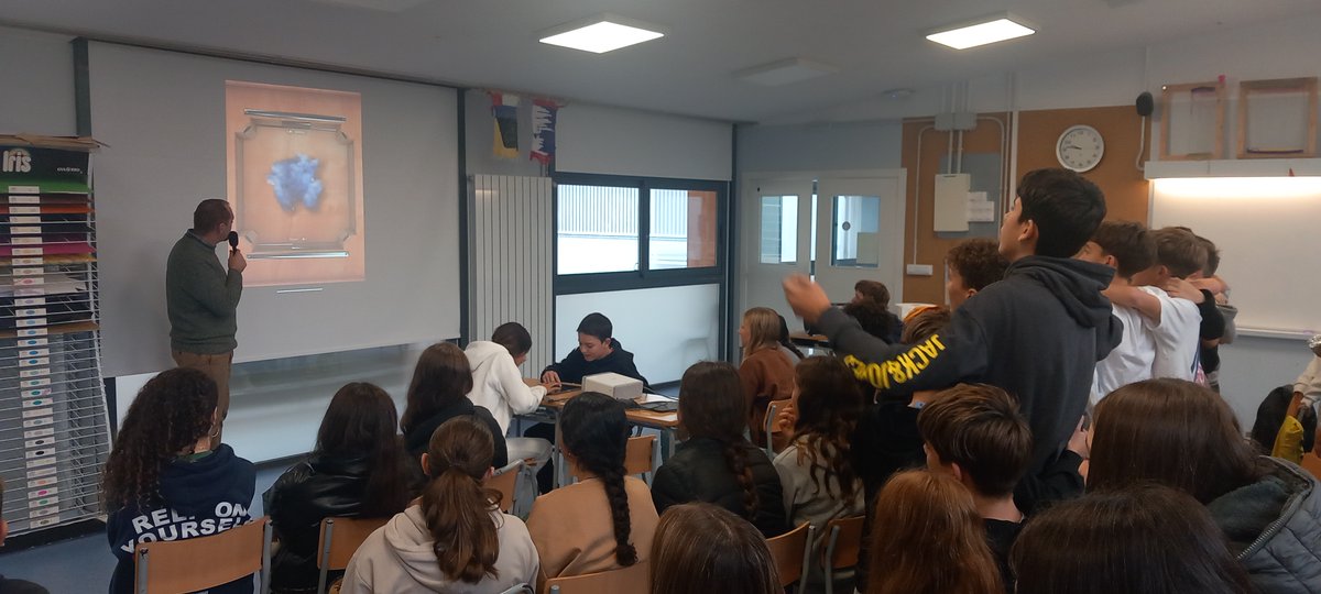 Aquesta setmana l'alumnat de l'<a href="/INS_Vilamajor/">Institut Vilamajor</a>  ha gaudit de les English talks amb en Josh 😆🤓 Hem rigut molt i hem descobert coses noves però el més important  és que ... Hem practicat l'anglès!! 💪 Thanks BSchool, see you in April! ☺️