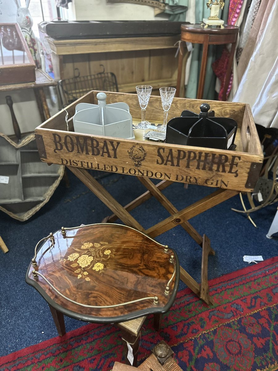 astraantiques's tweet image. Have a lovely evening all! #bombaygin #butlerstable #astraantiquescentre #hemswell #lincolnshire