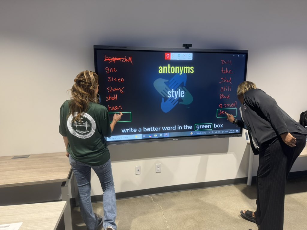 ecsk12_instech's tweet photo. Last week Amy White, ITS for ECS had the opportunity to visit the ClearTouch Experience Center in Greenville, SC. While there, she participated in tech and leadership training as well as touring their center and getting a peek at some new things they are working on developing! https://t.co/sSGVjaqPLZ