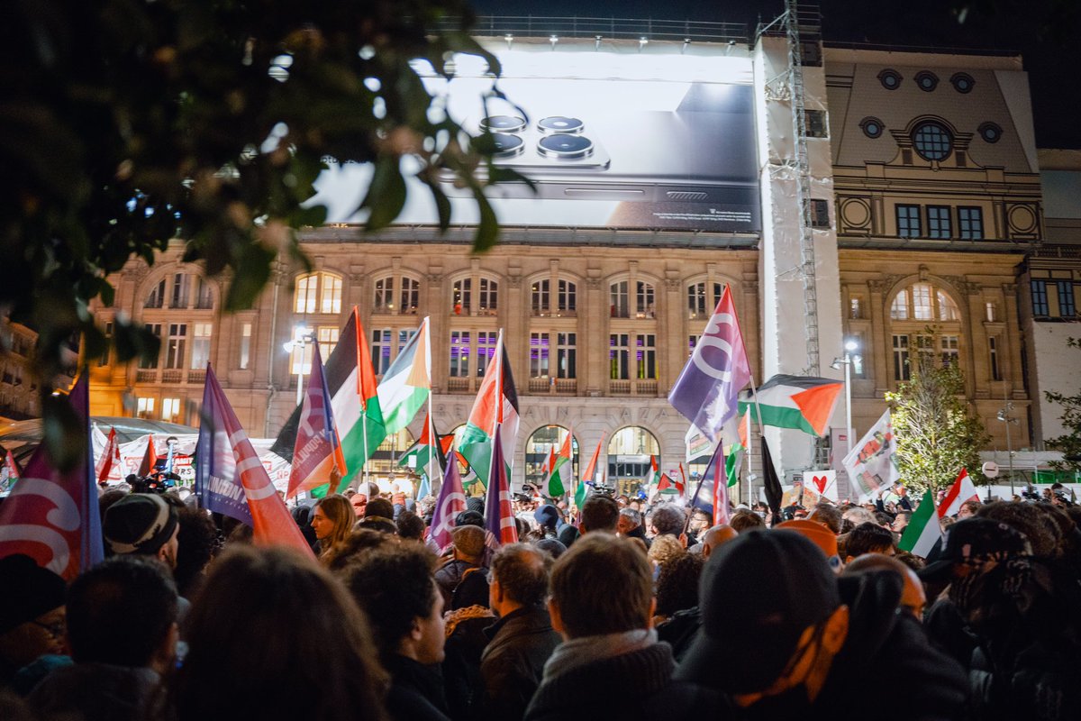 Portes_Thomas's tweet photo. « Le vent ne renversera jamais la montagne » disait Yasser Arafat. 

Plus de 10.000 personnes réunies ce soir à Paris pour dénoncer l’apologie du génocide par le #GalaDeLaHonte organisé par « l’association » Israël for ever.

Les génocidaires et leurs complices tomberont ! https://t.co/Cu29k1pPuh