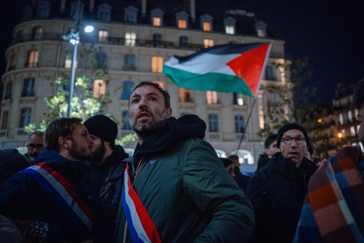 Portes_Thomas's tweet photo. « Le vent ne renversera jamais la montagne » disait Yasser Arafat. 

Plus de 10.000 personnes réunies ce soir à Paris pour dénoncer l’apologie du génocide par le #GalaDeLaHonte organisé par « l’association » Israël for ever.

Les génocidaires et leurs complices tomberont ! https://t.co/Cu29k1pPuh