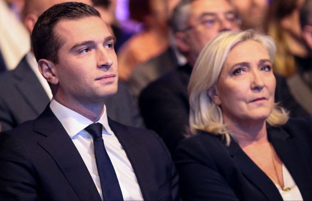 GilbertCollard's tweet image. Dans l'affaire du RN, le procureur déclare pour un prévenu : "Je n'ai aucun élément, mais je ne peux pas demander la relaxe. Ça me ferait trop mal" : il oublie que, malgré sa soumission reconnue au pouvoir gouvernemental, il a une obligation d'impartialité, dont il fait l'aveu