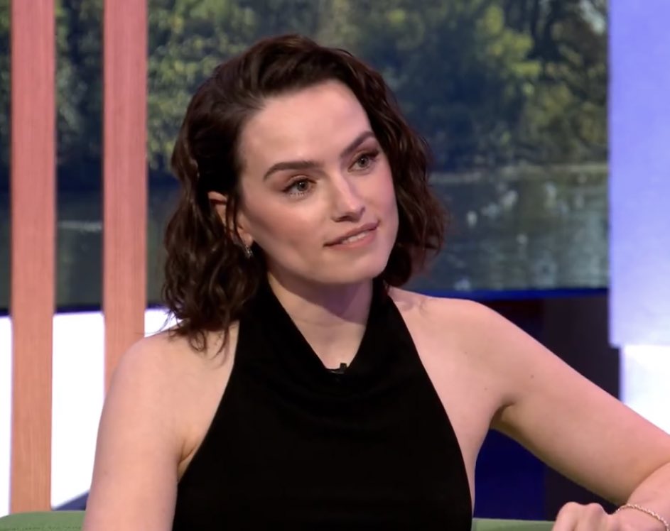 oliviamunne's tweet photo. She’s so beautiful freaking  🤩  #DaisyRidley #Magpie https://t.co/RQKzFAO3LN