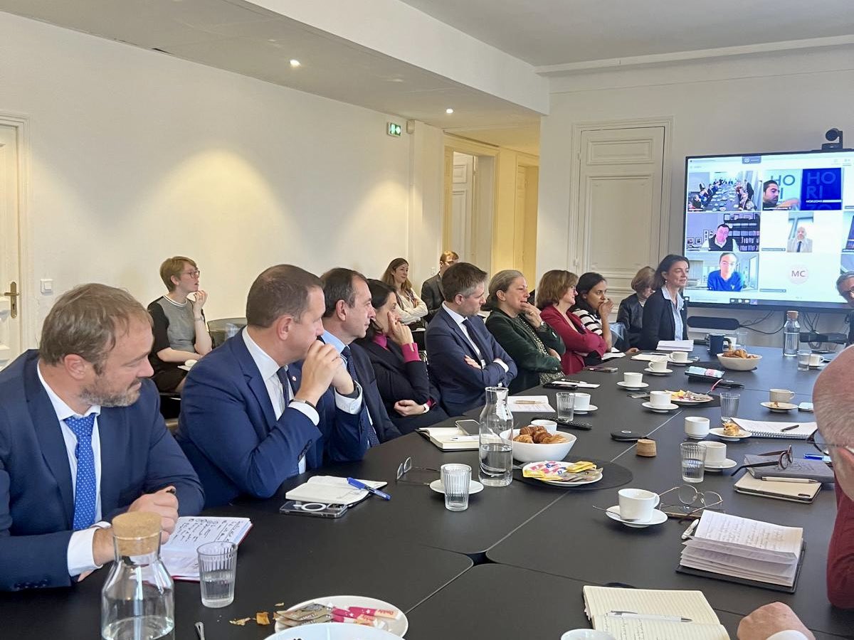 À peine nommés, les secrétaires nationaux #Horizons sont déjà au travail ! 💪✍️

<a href="/EPhilippe_LH/">Edouard Philippe</a> les a réunis pour échanger sur l’importance de leur mission : construire collectivement un projet massif et impactant à la hauteur des immenses défis qui nous attendent.

Vous voulez