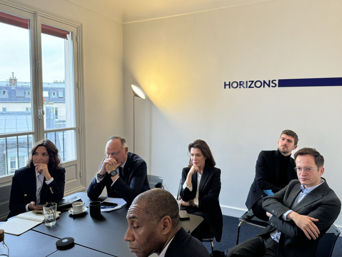 HorizonsLeParti's tweet photo. À peine nommés, les secrétaires nationaux #Horizons sont déjà au travail ! 💪✍️

@EPhilippe_LH les a réunis pour échanger sur l’importance de leur mission : construire collectivement un projet massif et impactant à la hauteur des immenses défis qui nous attendent.

Vous voulez contribuer en apportant vos expertises et vos idées au service de la France de demain ? Contactez-les :

➡️ https://t.co/kAKihXzKJm