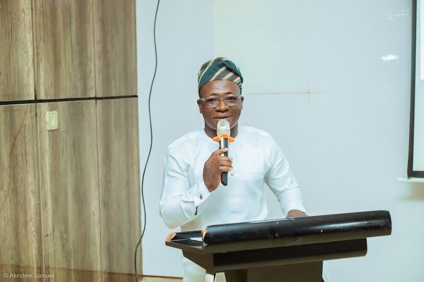 Afooo_afooo's tweet image. Yesterday was another opportunity to engage selected community leaders, representatives of MDAs, and members of the Community of Practice in Ọ̀ṣun State, for the purpose of #ProjectTrust- an initiative of @Connected_dev funded by the @macfound. 

We had a fruitful deliberation.