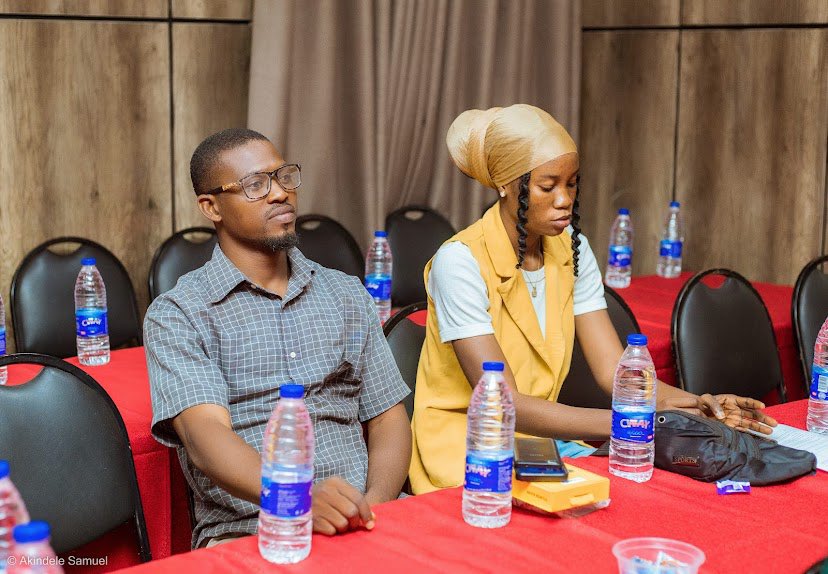 Afooo_afooo's tweet image. Yesterday was another opportunity to engage selected community leaders, representatives of MDAs, and members of the Community of Practice in Ọ̀ṣun State, for the purpose of #ProjectTrust- an initiative of @Connected_dev funded by the @macfound. 

We had a fruitful deliberation.