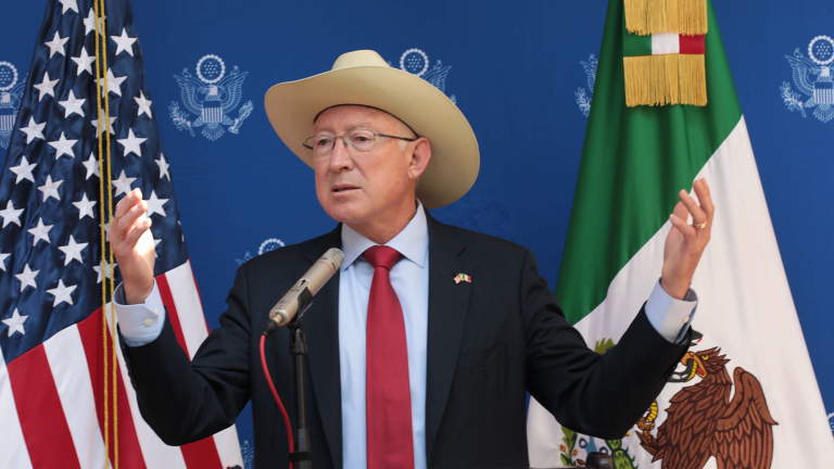 LuisCardenasMx's tweet photo. 🚨¡Embajador de EE.UU., Ken Salazar, LANZA FUERTE CRÍTICA a la 4T! 😱💥 "El pueblo de México merece vivir sin miedo", declaró, asegurando que la "austeridad republicana" no resolverá la inseguridad 🔫🛑. Salazar subraya que México enfrenta un problema enorme en materia de seguridad y cuestiona la efectividad de las políticas actuales 👀🇲🇽. ¿Es este un llamado de atención para el gobierno? 🔍💥 #SeguridadMéxico