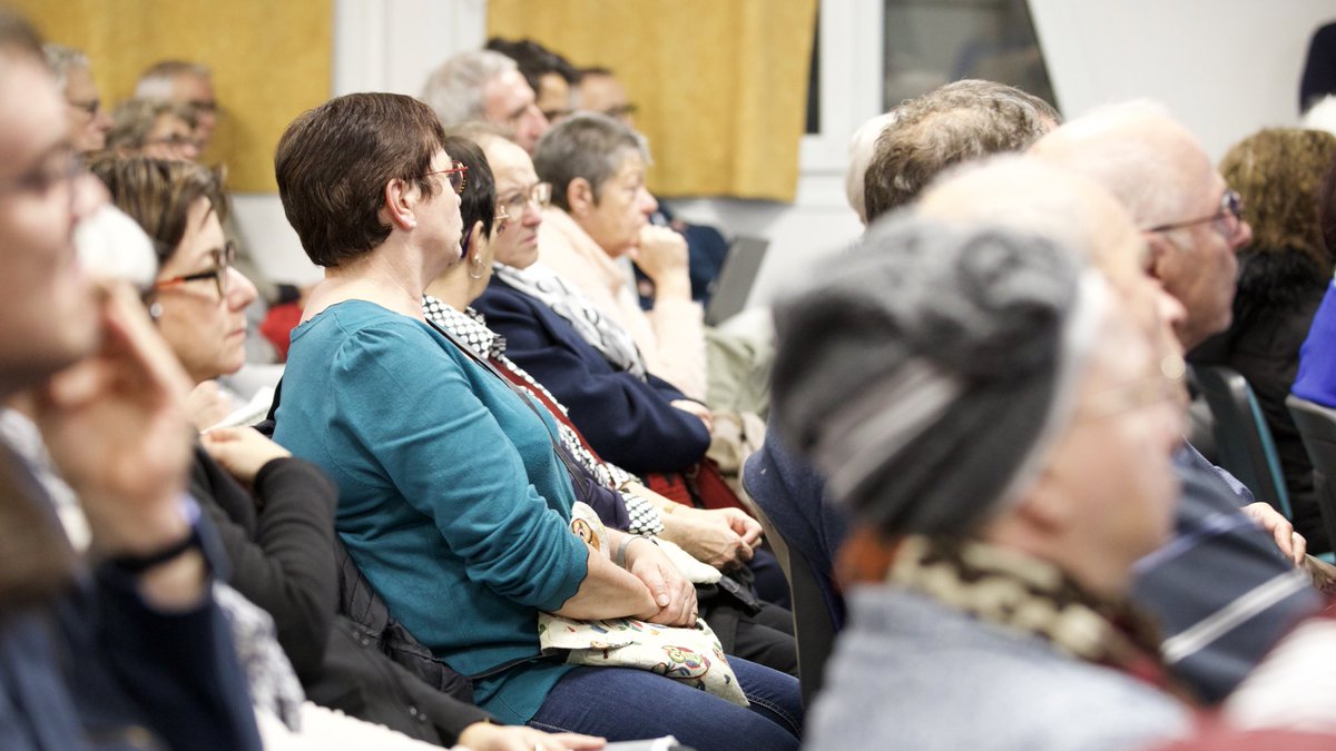 VilledeReims's tweet image. Le maire de Reims, @ArnaudRobinet à la rencontre des habitants ! Première #réunion publique ce soir avec les habitants des quartiers Chemin-Vert, Clemenceau et Europe. L&apos;occasion d&apos;échanger sur les #projets en cours et à venir.