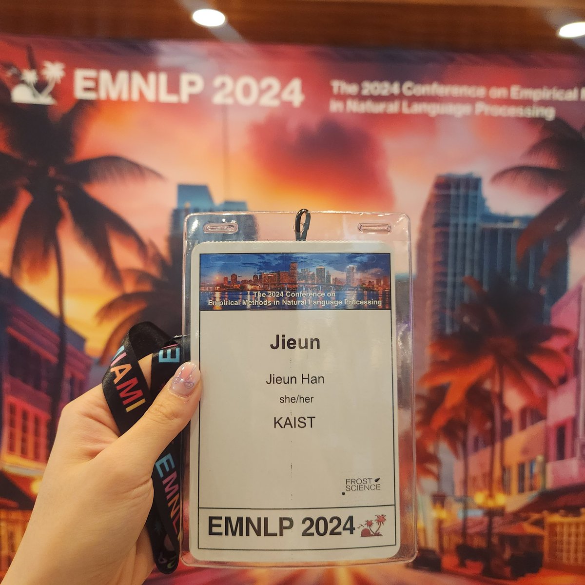z_eunie's tweet photo. I am at Miami for #EMNLP2024 🌴
I will be presenting our #AIEd research on (1) LLM-as-a-tutor (2) Dashboard for teachers at @customnlp4u workshop (Sat 11:00~12:00).
Feel free to reach me to chat on LLM-integrated education🤗 https://t.co/wldqkEw6Zu