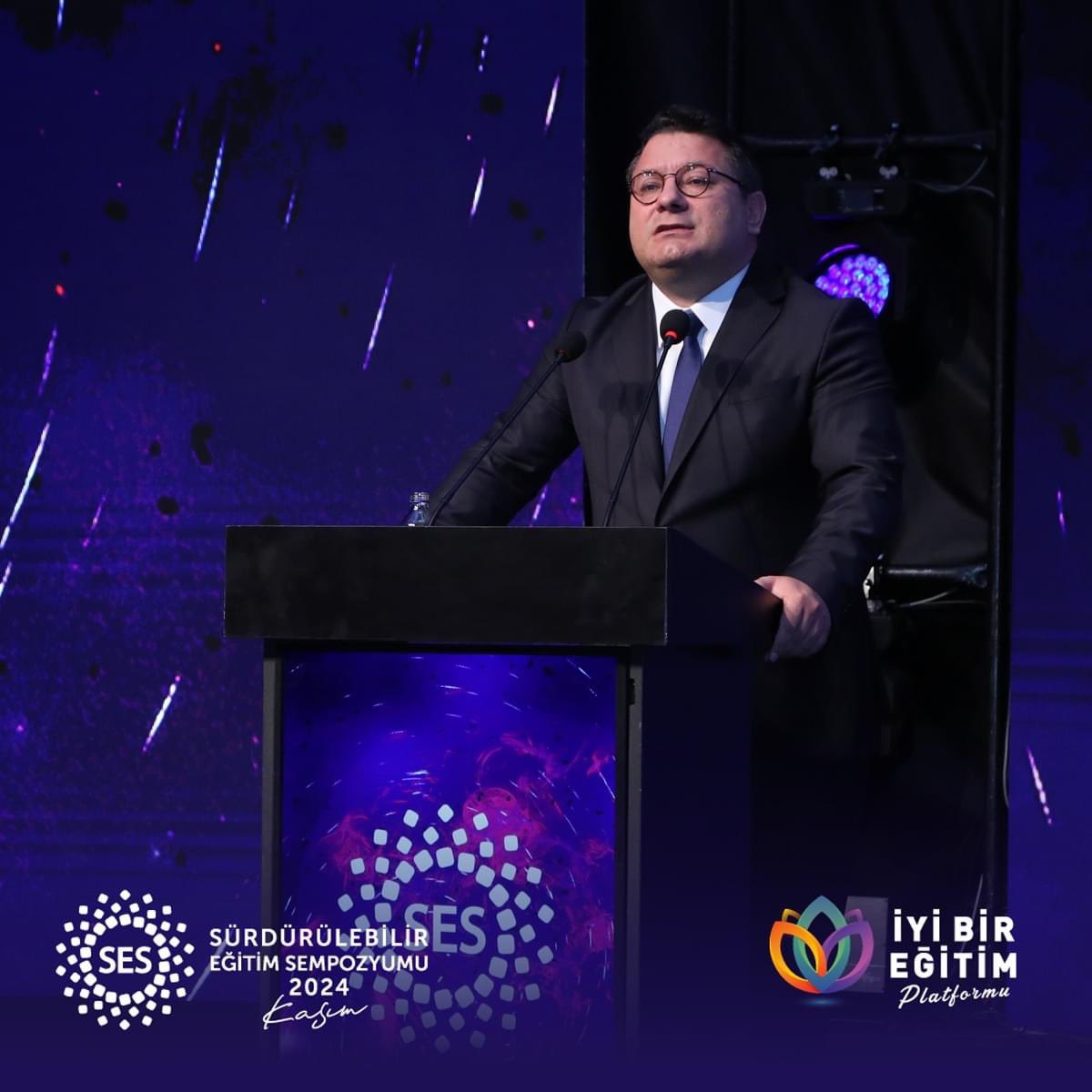 umitkalko's tweet photo. Bu yıl ikincisini düzenlediğimiz ve Türkiye’nin dört bir yanından gelen katılımcılarla gerçekleştirdiğimiz #SESKasım24 harika bir kapanışa sahne oldu! İyi Bir Eğitim Platformu Kurucusu Sayın Ümit Kalko, organizasyon komitesine, konuşmacılarımıza ve katılımcılara değerli katkılarından dolayı teşekkür konuşmasını gerçekleştirdi. @umitkalko