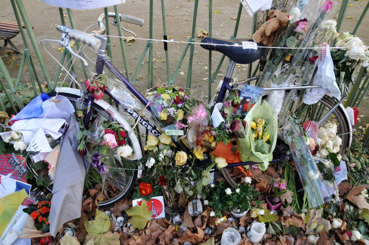Le vélo du Bataclan. La victime avait cadenassé sa bicyclette aux grilles du jardin public face au Bataclan. Elle n'est jamais revenue la chercher. Décédée sans doute. Les passants ont fleuri là, le signe de son souvenir.
(c) Ph Rochot novembre 2015.
#bataclan