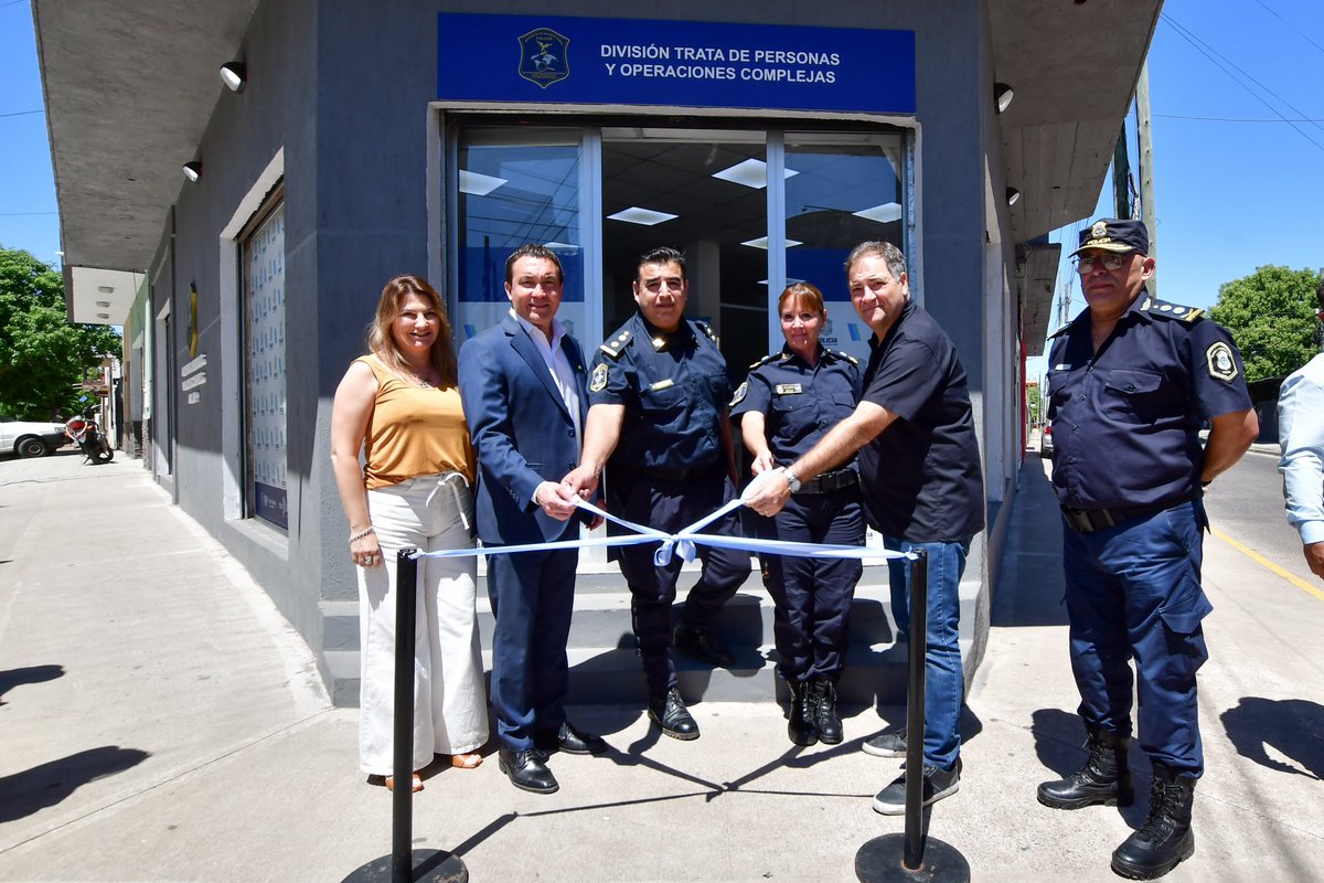 Andreswatsonok's tweet photo. NUEVA DEPENDENCIA POLICIAL CONTRA LA TRATA DE PERSONAS 

Esta mañana inauguramos junto al ministro de Seguridad bonaerense, @JaviAlonsook la División Trata de Personas de la Policía de la provincia en #FlorencioVarela. https://t.co/TWhP3sAa3W