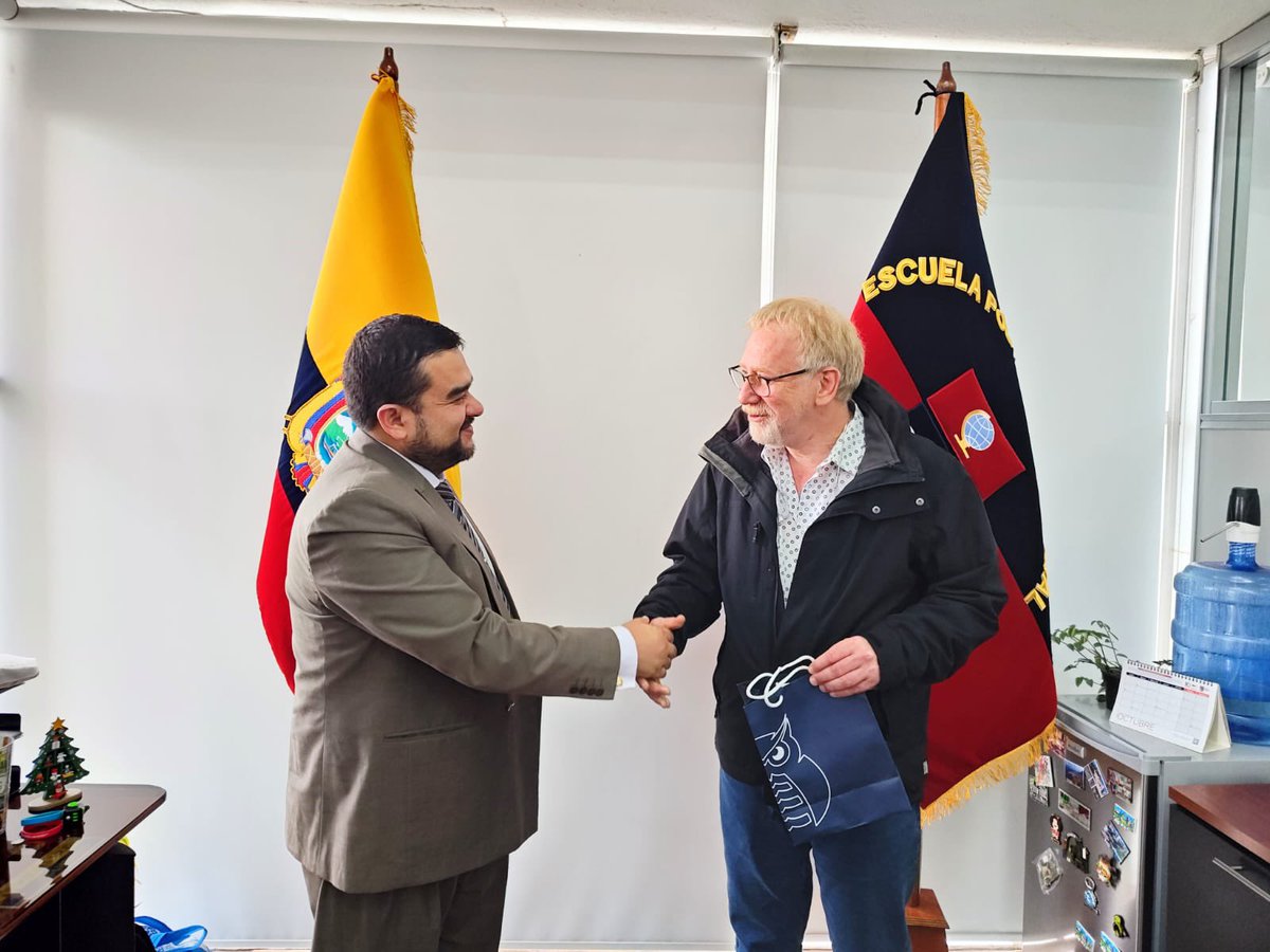 EPNEcuador's tweet image. ✨ AHORA 🦉| El Dr. Marco Santórum G., vicerrector de Investigación y Vinculación, el Dr. Fernando Herrera, asesor de Rectorado, el Dr. Julián Galindo, director del #FABLAB y la Dra. Monserrate Intriago, directora de Investigación, mantienen una reunión con el Dr. Pablo Kreimer.