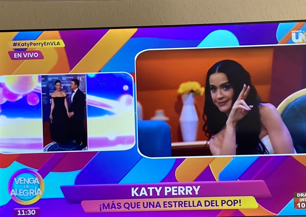soy_donas's tweet photo. qué cosas tan locas pasan en México Jajaja me siento feliz de ser fan de KP hoy porque ahora es tendencia por las mamadas que le hicieron en mi programa mañanero fav 🤣🇲🇽🤍
#KatyPerryEnVLa #KatyPerryMexico #KatyPerry https://t.co/rpMNQ2ITAJ