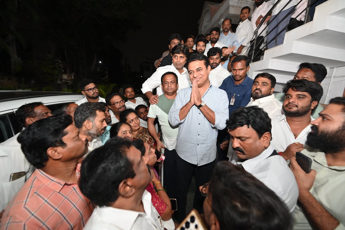 HarishReddyRDM's tweet photo. నీలెక్క బెడ్ రూమ్ లోకి పోయి గొళ్ళెం పెట్కొని దాస్కోలే!
బాజాప్త నిటారుగా ఇంటి ముందు నిల్చుండు...

He’s a strong hearted gutsy leader unlike you Darpok Revanth @TelanganaCMO 🤡.

దమ్మున్న నాయకుడు KTR anna..🔥 https://t.co/hpUYPz7B5k