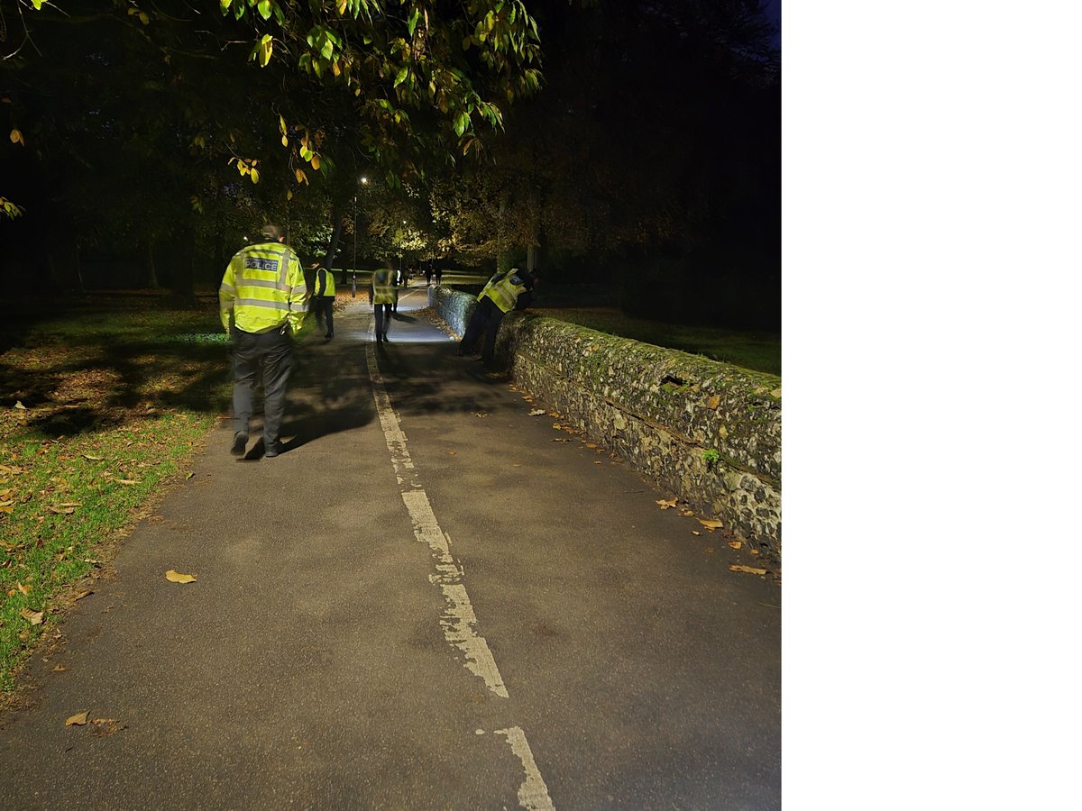 MPSBeddingtnNth's tweet photo. Officers from Beddington and @MPSSuttonNorthE attended Beddington Park and Grove Park to conduct a weapon sweep this evening. Officers where joined by VPC Police cadets. https://t.co/68dZOL4uTI