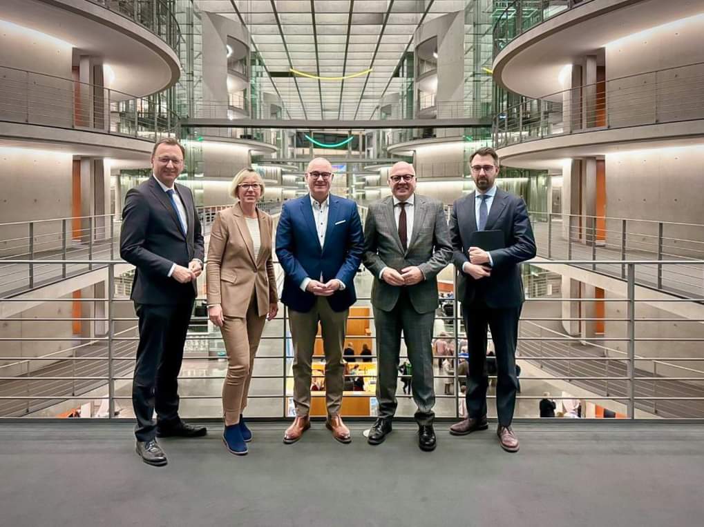 BDK (@bdk_bund) on Twitter photo Innenpolitischen Austausch <a href="/Dirk_Peglow_BDK/">Dirk Peglow</a> mit Abgeordneten AG Innen/Heimat der <a href="/CDU/">CDU Deutschlands</a> <a href="/csu_bt/">CSU im Bundestag</a> Bundestagsfraktion. Themen waren: Haushalt BKA, Forderungen <a href="/BDK_Bund/">BDK</a> zur Vorratsdatenspeicherung, Umsetzung Bundes-VERA, Implementierung von KI in der Polizei Innenpolitischen Austausch <a href="/Dirk_Peglow_BDK/">Dirk Peglow</a> mit Abgeordneten AG Innen/Heimat der <a href="/CDU/">CDU Deutschlands</a> <a href="/csu_bt/">CSU im Bundestag</a> Bundestagsfraktion. Themen waren: Haushalt BKA, Forderungen <a href="/BDK_Bund/">BDK</a> zur Vorratsdatenspeicherung, Umsetzung Bundes-VERA, Implementierung von KI in der Polizei