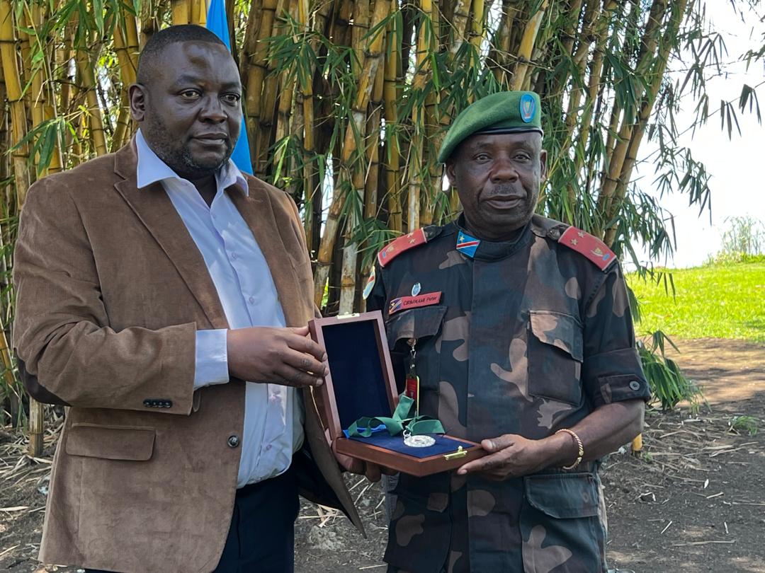 FREDDY RUVUNANGIZA (@freddy_ruvunang) on Twitter photo Lauréat du prix courage civil 2024, <a href="/PRuvunangiza/">Ruvunangiza B Philippe</a> a présenté ce Mercredi 13 Nov. au Gouv du Nk Peter #Chirimwami le prix reçu à New-York, ensemble ils ont discuté sur la gouvernance des ressources naturelles et la paix en #RDC, Ce Même exercice sera fait à Bkv au Sud-Kivu. Lauréat du prix courage civil 2024, <a href="/PRuvunangiza/">Ruvunangiza B Philippe</a> a présenté ce Mercredi 13 Nov. au Gouv du Nk Peter #Chirimwami le prix reçu à New-York, ensemble ils ont discuté sur la gouvernance des ressources naturelles et la paix en #RDC, Ce Même exercice sera fait à Bkv au Sud-Kivu.