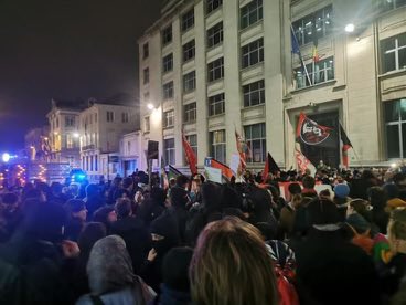 BalazsOrban_HU's tweet image. Classic Brussels Welcome. 

Congratulations to @J_Bardella on his new book!  📖👏🏻
The book launch took place at the last bastion of free speech in #Brussels, the #Hungarian House, and was received by a violent mob of far-left #extremists who threw bottles and fireworks at the