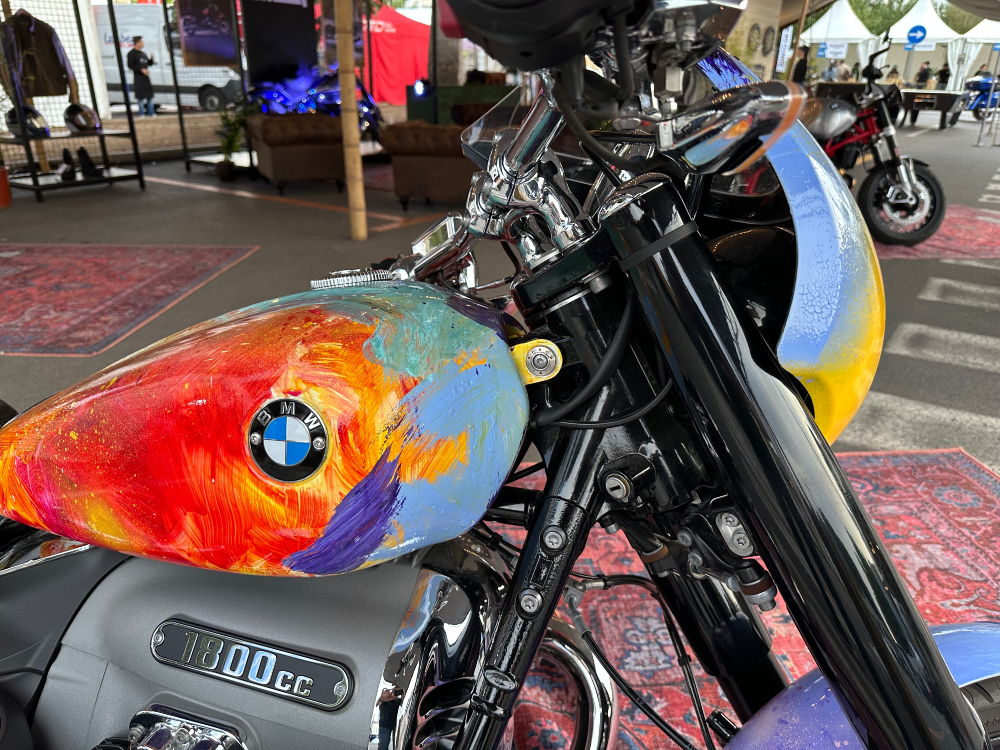 BMWMOTOS's tweet photo. La R18 es la cruiser de mayor cilindrada de BMW: un bóxer de 1800 cc inspirado en las BMW de los años 30, con diseño retro y personalizable. Aquí, una versión con pintura exclusiva.
#bmwmotos #motociclismo #R18 #makelifearide https://t.co/UGgVChqhgq