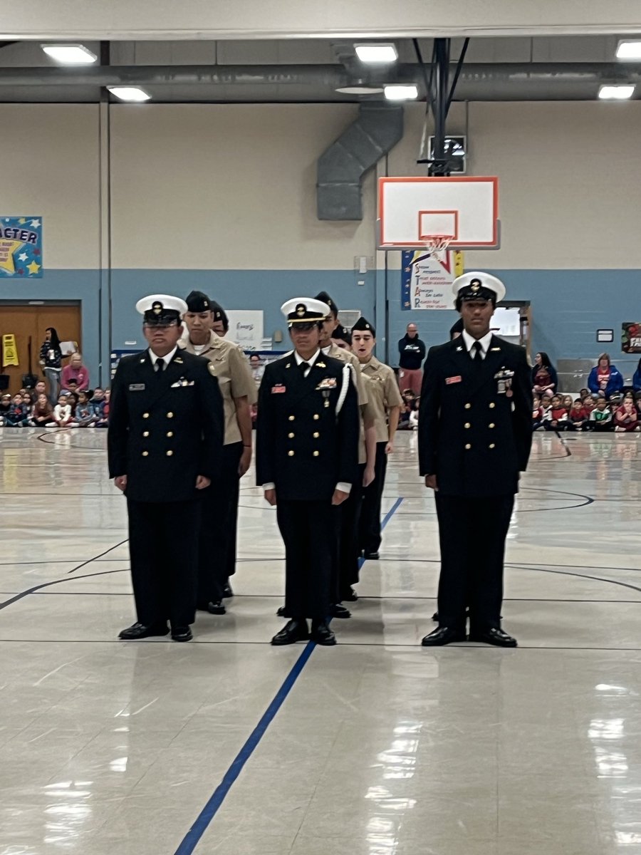 Thankful to have MTHS ROTC students at RES to honor Veterans! #ThankYouVeterans ⁦<a href="/MTHS_Pride/">Dennis Adams</a>⁩ ⁦<a href="/MTSDnews/">MTSD News</a>⁩ ⁦<a href="/MTSD_DPedroza/">Diane Pedroza</a>⁩
